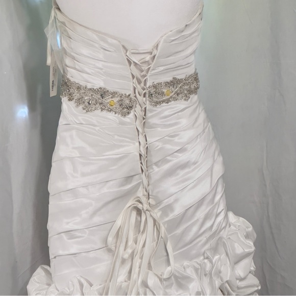 Gorgeous White Wedding Dress and Vail !! - Picture 7 of 12